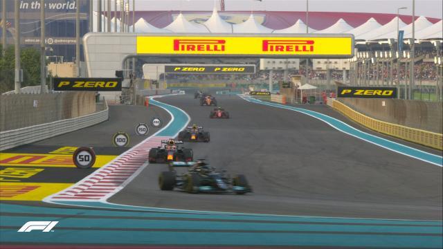 维斯塔潘绝杀小汉加冕总冠军 赛末安全车再引争议