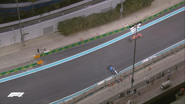 维斯塔潘绝杀小汉加冕总冠军 赛末安全车再引争议