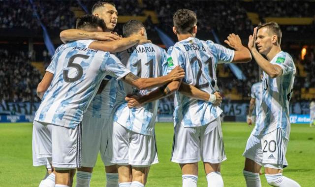 阿根廷队踢得差都能赢，梅西替补出场活动筋骨