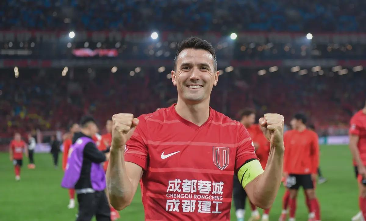 功勋队长南下！中超权力版图暗流涌动：周定洋转会背后的残酷博弈