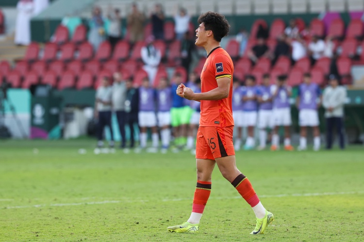 泰山足校教练：彭啸展现出的拼搏劲头与战斗作风，值得肯定和表扬